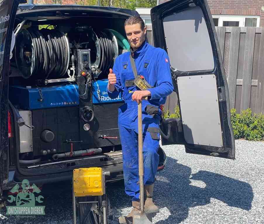 Een tevreden monteur met opgestoken duim naast de bestelbus, slim ingrijpen bespaart kosten bij een verstopte afvoer in Dieren
