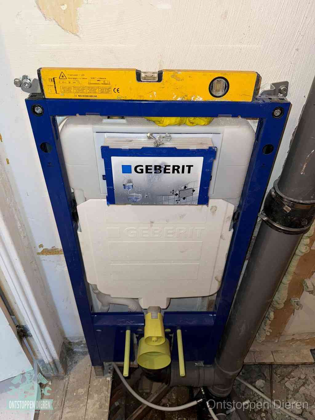 Een Geberit inbouwreservoir met frame voor een hangtoilet tegen de wand, met de afvoerbocht naar de vloer, kenmerkend voor een verstopt hangtoilet in Dieren