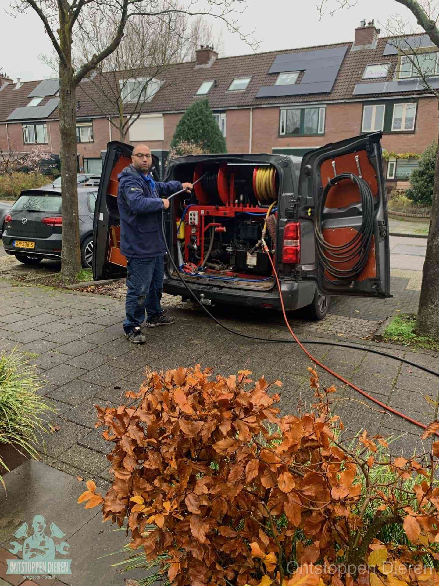 Rioolservice in de wijk in Dieren