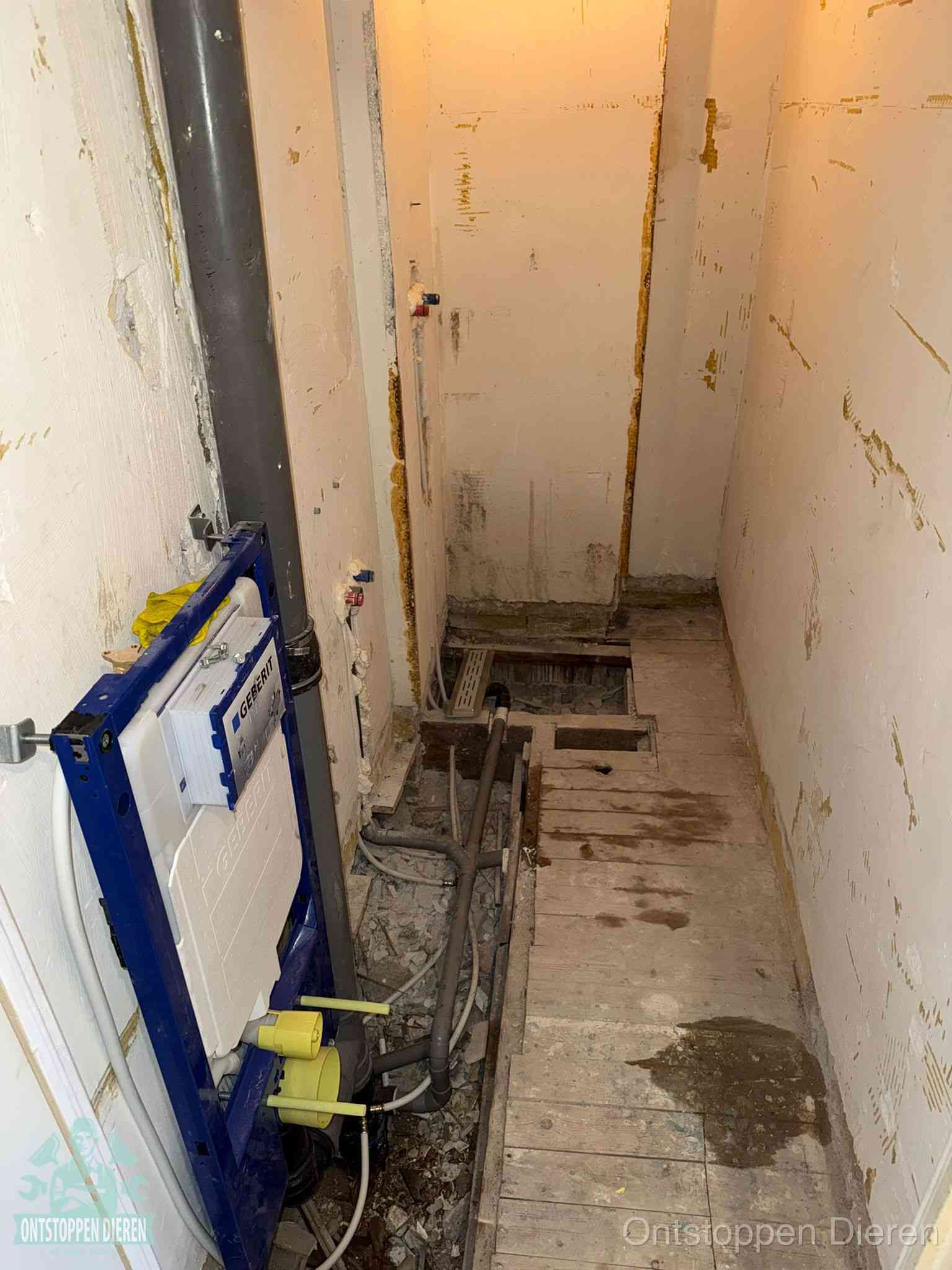 Een opgebroken toiletruimte tijdens renovatie met een Geberit inbouwreservoir en blootliggende oude afvoerleidingen, typisch voor oudere woningen in Dieren